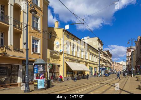 Bydgoszcz, Kujavian-Pomeranian / Polonia - 2019/04/01: vista panoramica di Gdanska street nel centro storico della città con la città vecchia tenements Foto Stock