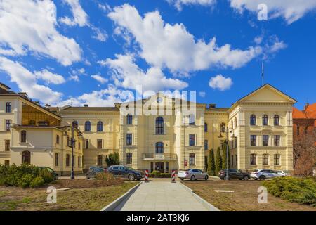 Bydgoszcz, Kujavian-Pomeranian / Polonia - 2019/04/01: vista anteriore di Bydgoszcz al Municipio di Piazza del Mercato della Città Vecchia in un quartiere storico Foto Stock