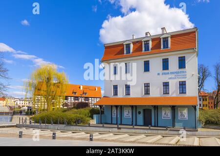 Bydgoszcz, Kujavian-Pomeranian / Polonia - 2019/04/01: Museo Regionale edificio sul mulino isola nello storico quartiere della città vecchia Foto Stock