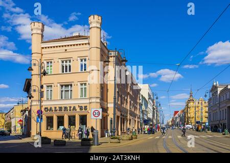 Bydgoszcz, Kujavian-Pomeranian / Polonia - 2019/04/01: vista panoramica di Gdanska street nel centro storico della città con la città vecchia tenements Foto Stock