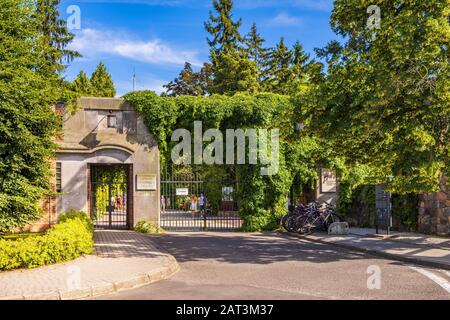 Zelazowa Wola, Mazovia / Polonia - 2019/06/23: Storico parco maniero di Zelazowa Wola che ospita il museo di Fryderyk Chopin - pianista e compositore polacco Foto Stock