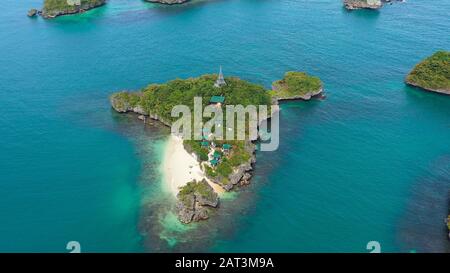 Vista aerea di piccole isole con spiagge e lagune e in Cento Isole Parco Nazionale, Pangasinan, Filippine. Famosa attrazione turistica, Alaminos. Foto Stock