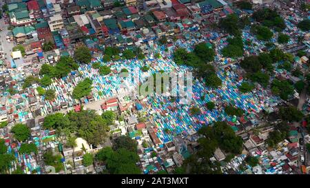 Il nord del cimitero di Manila con numerose tombe e cripte nel centro città vista aerea. Concetto di viaggio. Foto Stock
