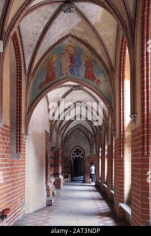 Malbork, Pomerania / Polonia - 2019/08/24: Chiostri della parte alta del castello medievale di ordine teutonico e monastero di Malbork, Polonia Foto Stock