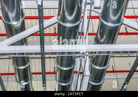 Tubi e altri servizi di ingegneria in edificio industriale Foto Stock