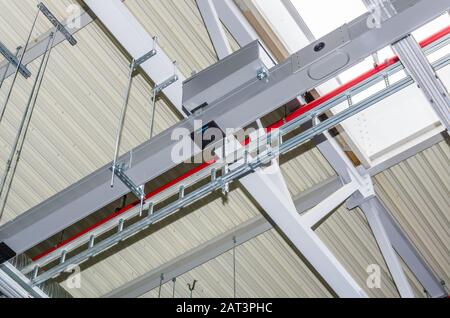 Tubi e altri servizi di ingegneria in edificio industriale Foto Stock