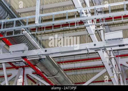 Tubi e altri servizi di ingegneria in edificio industriale Foto Stock