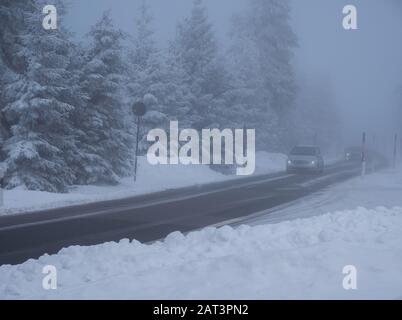 Inverno in montagna strada nella nebbia Foto Stock