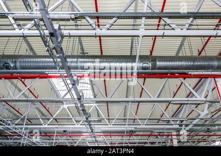 Tubi e altri servizi di ingegneria in edificio industriale Foto Stock