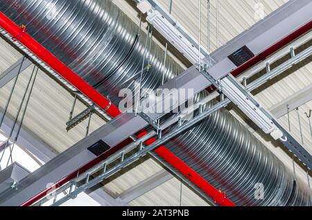 Tubi e altri servizi di ingegneria in edificio industriale Foto Stock