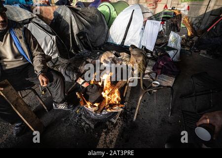 Immigrati curdi iracheni che si rifugiano in tende tra le macerie di un deposito derelict alla periferia di Dunkerque mentre cercano di raggiungere la Gran Bretagna. Foto Stock