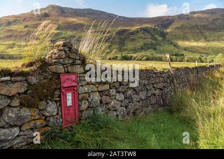 Postbox nel villaggio di Morvich, Scozia occidentale. La montagna dietro è Sgùrr Un Airgid. Foto Stock