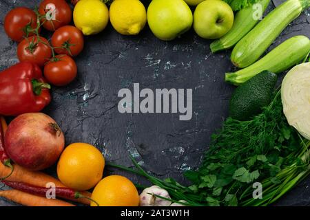 Verdure fresche e frutta, disposte in un cerchio di spazio libero per il testo Foto Stock