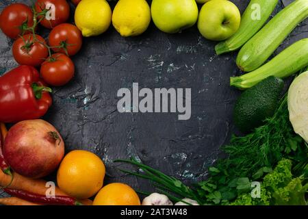 Verdure fresche e frutta, disposte in un cerchio di spazio libero per il testo Foto Stock