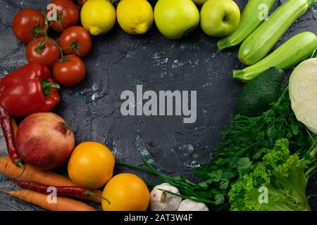 Verdure fresche e frutta, disposte in un cerchio di spazio libero per il testo Foto Stock