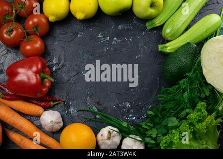 Verdure fresche e frutta, disposte in un cerchio di spazio libero per il testo Foto Stock