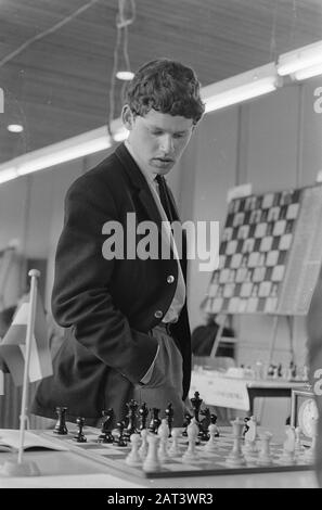 Torneo di scacchi IBM, E.C. Scholl (ex-campione della gioventù Olanda) Data: 11 luglio 1966 luogo: Paesi Bassi Parole Chiave: Scacchi Nome personale: E.C. Scholl Institution name: IBM Chess Tournament : Nijs, Jac. De/Anefo Foto Stock