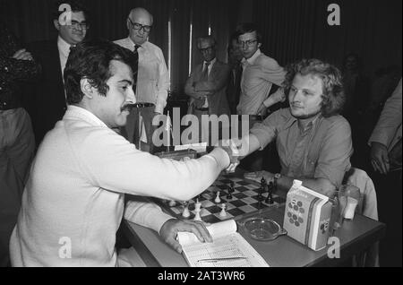 Torneo di scacchi IBM, ultimo round; miglia del vincitore (r) è congratulato da Quintens Data: 16 luglio 1977 Parole Chiave: Chess Institution Nome: Torneo di scacchi IBM Foto Stock