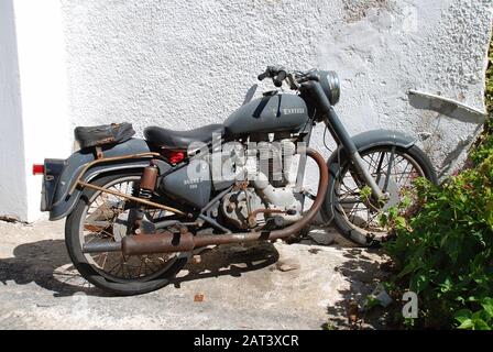 Una vecchia moto Royal Enfield Bullet 500 a Rousoum sull'isola greca di Alonissos il 23 settembre 2012. Foto Stock