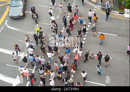 23.01.2020, Singapore, Repubblica di Singapore, Asia - I Pedoni attraversano una strada nel quartiere di Chinatown. Foto Stock