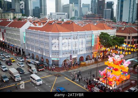 23.01.2020, Singapore, Repubblica di Singapore, Asia - una vista sopraelevata sui tetti di Chinatown e lo skyline della città con grattacieli nel CBD. Foto Stock