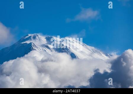 Monte Shasta ha intravisto attraverso le nuvole d'inverno sparse, Shasta–Trinity National Forest, California, Stati Uniti Foto Stock