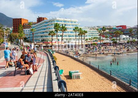 Canary ISLAND TENERIFE, SPAGNA - 26 dicembre 2019: Turisti sul lungomare di playa de la pinta su Canary Island Tenerife. Foto Stock