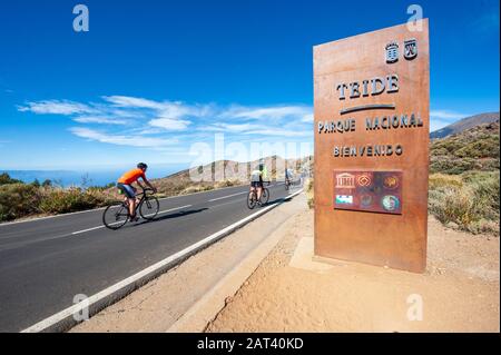 Canary ISLAND TENERIFE, SPAGNA - 24 dicembre 2019: I ciclisti stanno praticando sulle strade del parco nazionale di Teide sull'isola delle Canarie Tenerife. Foto Stock