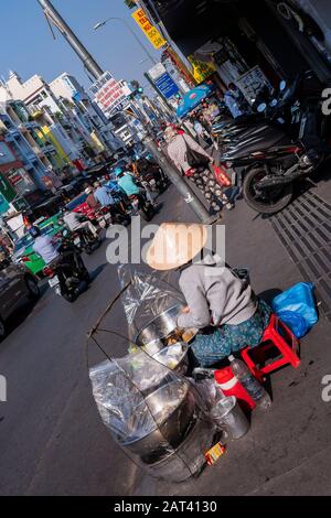 Fornitore di cibo dal lato della strada, ho Chi Minh City, Vietnam Foto Stock