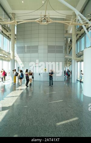 Veduta aerea di Milano dalla terrazza di vetro coperta del 39th piano, Palazzo Lombardia, sede del Consiglio Regionale della Lombardia, Mil Foto Stock