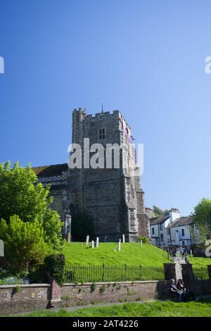 Esterno Di Tutti i Santi cimitero e chiesa di cui l'esterno è quasi completamente C15 in apparenza, Hastings, East Sussex, UK Foto Stock