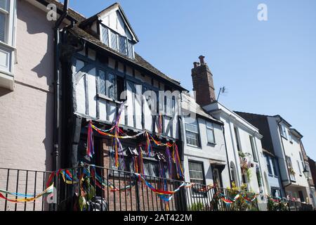 All Saints Street con le sue case medievali decorate durante Jack in the Green, maggio fine settimana, Hastings, East Sussex, Regno Unito Foto Stock