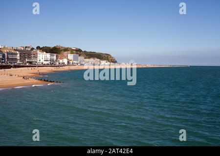 Guardando verso Hastings città, East Hill e Ferris ruota dal molo, East Sussex, Regno Unito Foto Stock