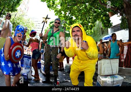 America del Sud, Brasile - 30 gennaio 2016: I festaioli in costume felice entrano nello spirito del Carnevale durante una parata di strada tenutasi a Rio de Janeiro. Foto Stock