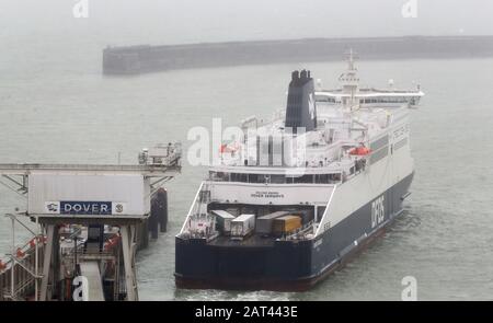 Il traghetto DFDS dover Seaways lascia il porto di dover nel Kent mentre il Regno Unito si prepara a lasciare l'Unione europea venerdì. Foto Stock