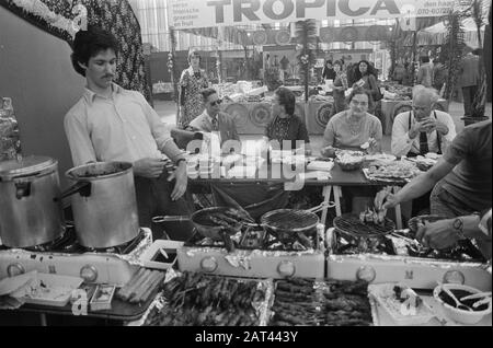 Mercato indonesiano Pasar Malam ad Amsterdam RAI; Human at satebar on Pasar Malam Data: 13 giugno 1974 Parole Chiave: Mercati Nome istituto: Pasar Malam Foto Stock