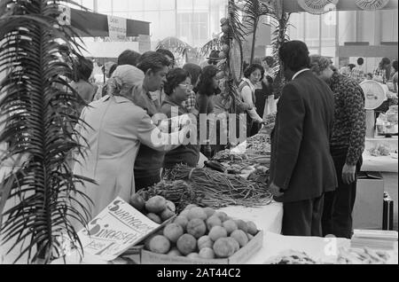 Mercato Indonesiano Pasar Malam in Amsterdam RAI; Overview Pasar Malam Data: 13 giugno 1974 Parole Chiave: Mercati, panoramiche Nome istituto: Pasar Malam Foto Stock