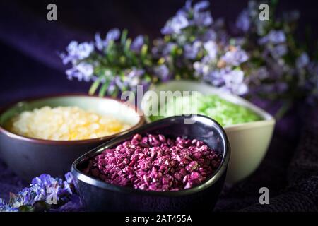 composizione con sali da bagno e fiori Foto Stock