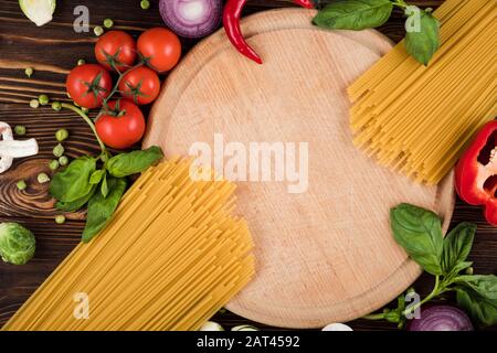 Spaghetti su una tavola di legno, vista dall'alto Foto Stock