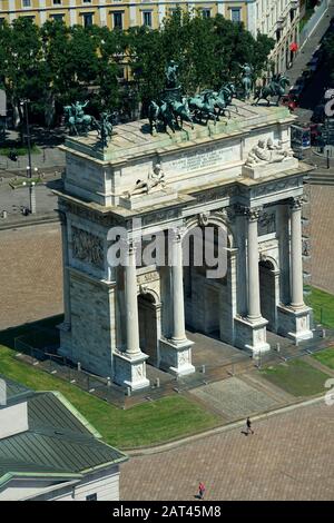 Arco della Pace, 1807 - 1838, Vista panoramica di Milano dalla Torre Branca nel Parco Sempione, Lombardia, Italia, Europa Foto Stock