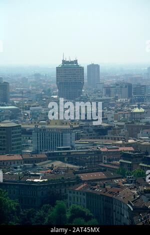 Vista panoramica di Milano dalla Torre Branca nel Parco Sempione, Lombardia, Italia, Europa Foto Stock