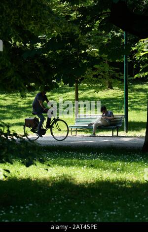 Domenica mattina nel Parco Sempione, Milano, Lombardia, Italia, Europa Foto Stock