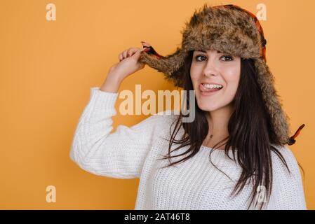 Ritratto di una bella donna vestita di cappello in pelliccia in studio Foto Stock