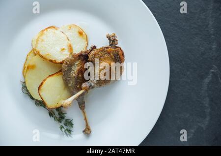 Confit di mallard selvatici cucinati in casa serviti con patate arrosto. Dorset Inghilterra GB Foto Stock