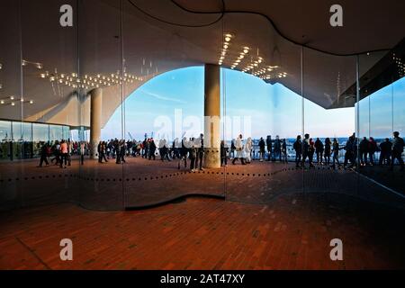 Piattaforma di osservazione presso la sala concerti Elbphilharmonie nel porto di Amburgo, Amburgo, Germania Foto Stock