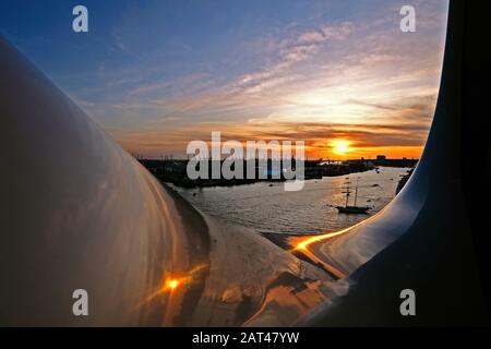 Piattaforma di osservazione presso la sala concerti Elbphilharmonie nel porto di Amburgo al tramonto, Amburgo, Germania Foto Stock