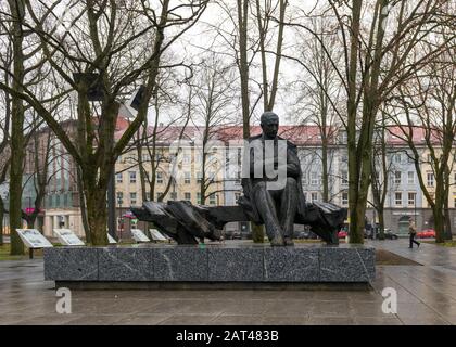 Statua del famoso scrittore estone Anton Hansen Tammsaare, nel Tammsaare Park, Tallinn, Estonia Foto Stock