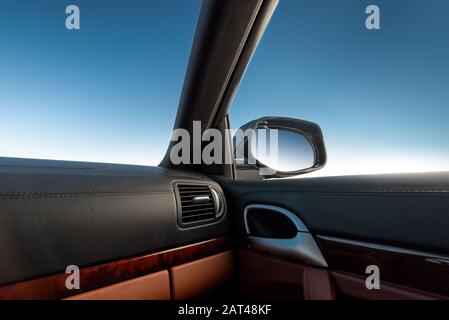 Cielo blu visto dall'interno di un'auto, specchietto retrovisore Foto Stock