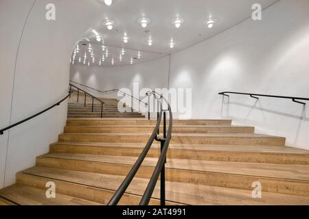 Scala nella sala concerti Elbphilharmonie nel porto di Amburgo, Germania Foto Stock