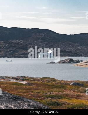 Magico arcticlandscape dell'Oceano Artico in Groenlandia. Iceberg nuotare in acqua. Cielo blu in una giornata estiva. Foto Stock